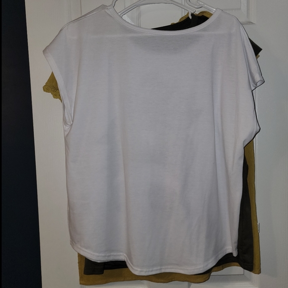 NWOT SHEIN Mom Bun Tee Shirt - Picture 2 of 3